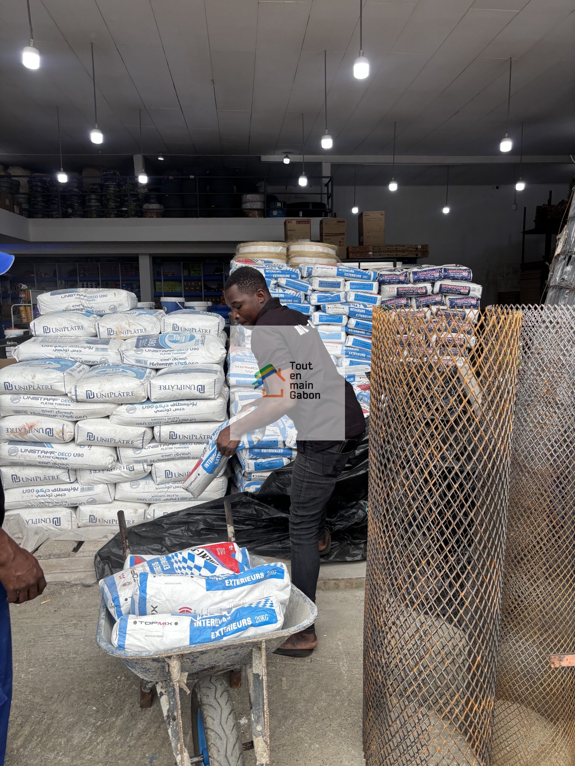 Sacs de ciment colle pour travaux de carrelage au Gabon