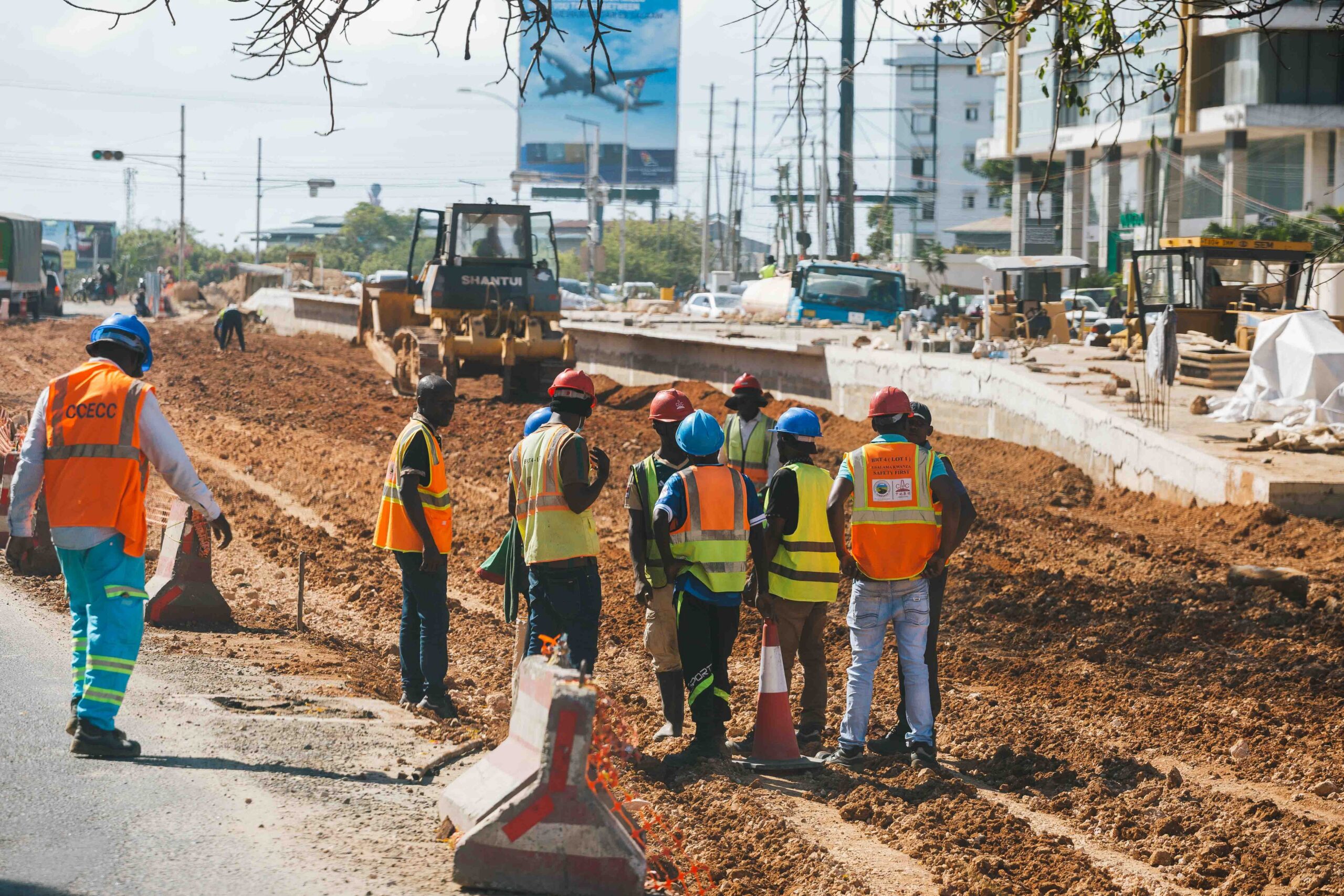 Ouvriers du secteur BTP sur chantiers de construction routière.